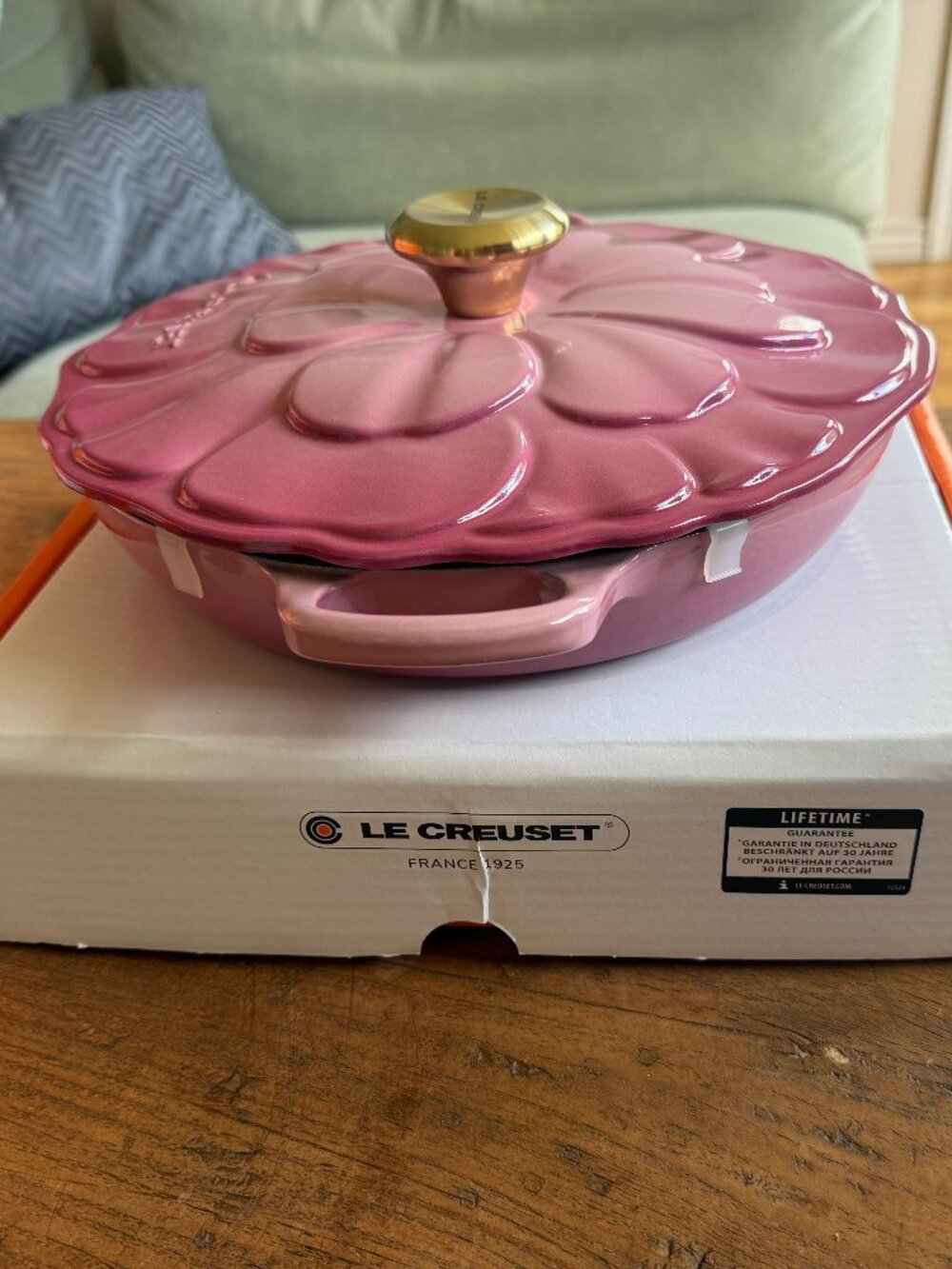 Le Creuset Signature Cast Iron Petal Shallow Casserole 2.25 qt Berry Pink 26 NEW - Picture 5 of 16